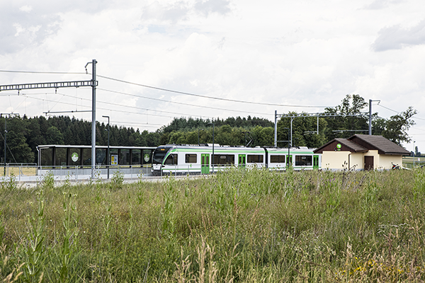 LEB à l'arrêt en gare de Sugnens